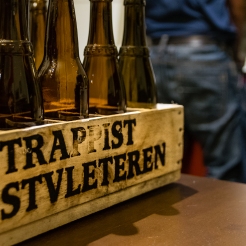 Arvostetut Trappist Westvleteren -pullot tiskataan oluen pullotusta varten.